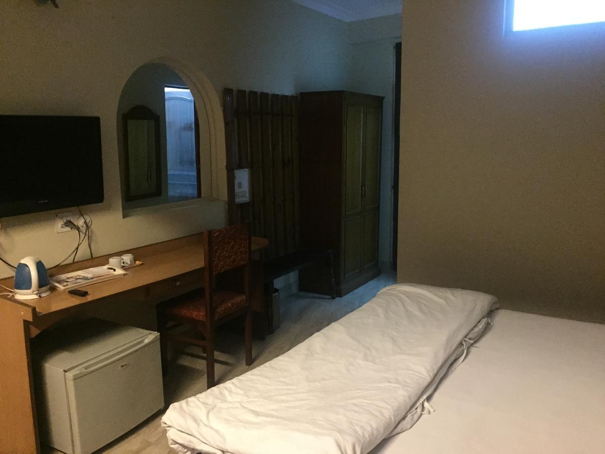 Hotel Atithi Дехрадун Экстерьер фото