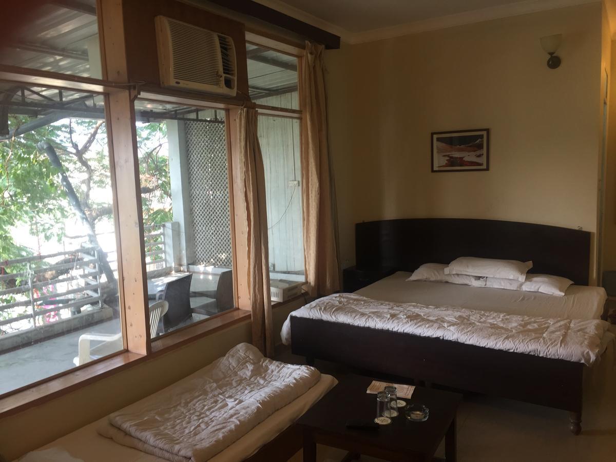 Hotel Atithi Дехрадун Экстерьер фото