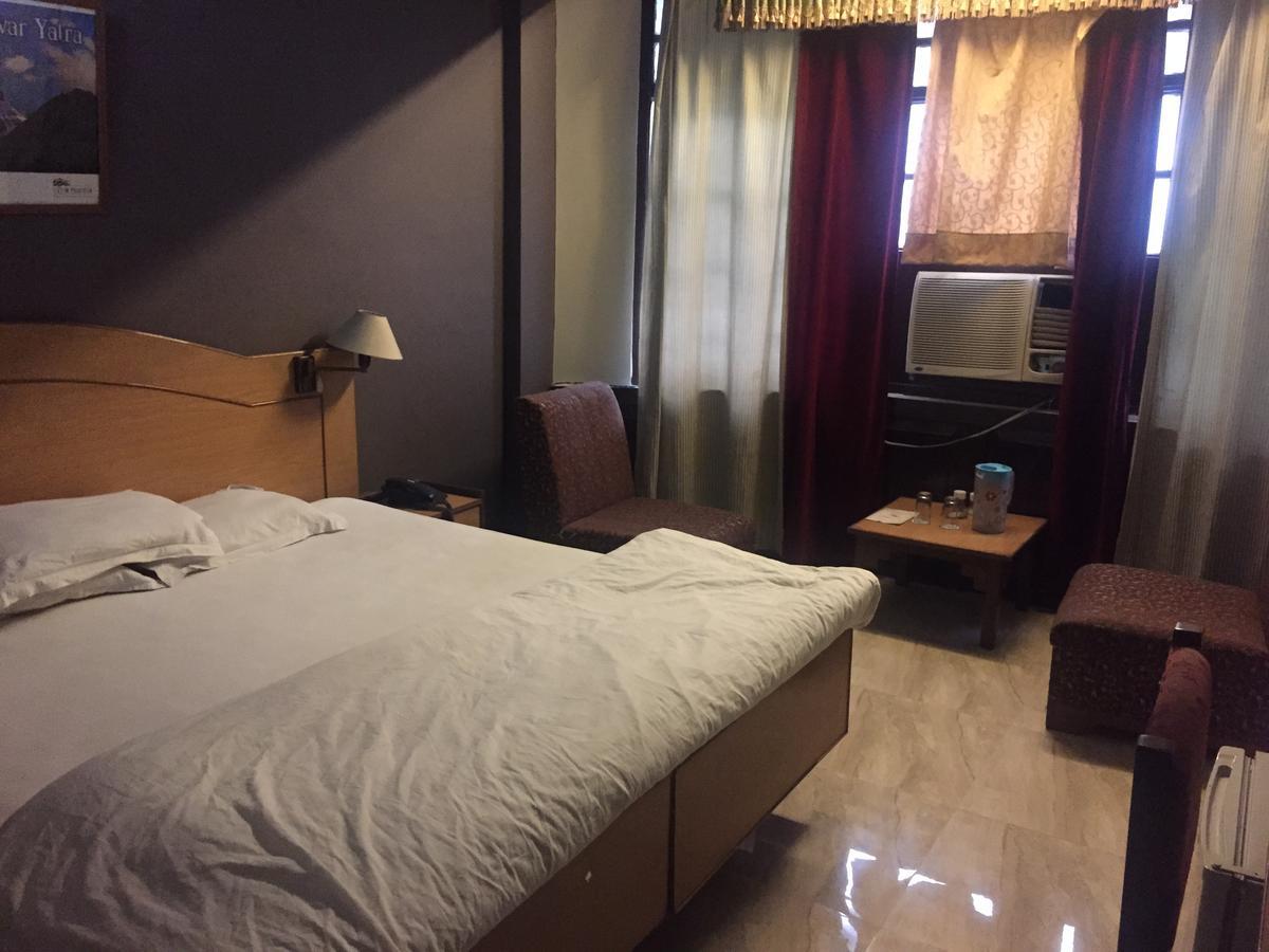 Hotel Atithi Дехрадун Экстерьер фото